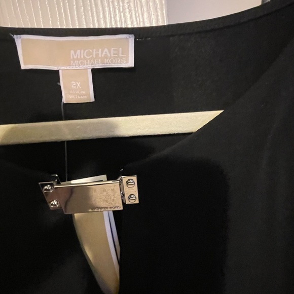 Michael Kors Top with Silver embellishment. NWT!! Never worn! Size 2x - Picture 5 of 6